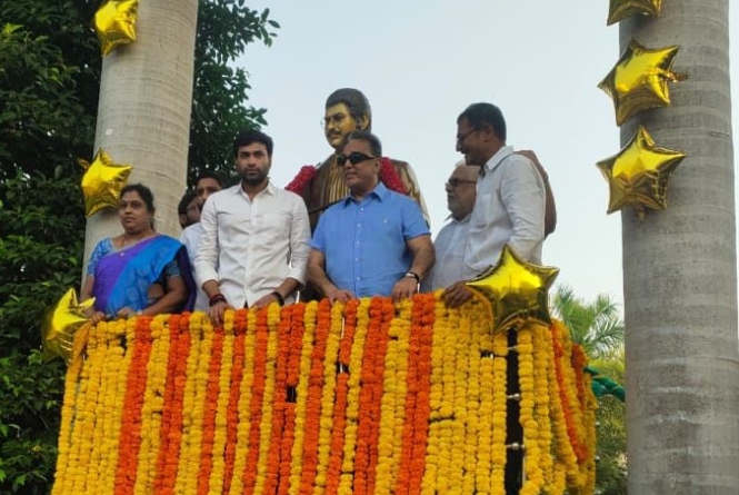 Kamal Haasan Unveils Superstar Krishna’s Statue in Vijayawada